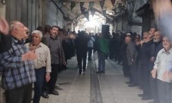 حرکت دسته‌جات عزاداری و چهارپایه خوانی در بازارهای سنتی کرمانشاه در سالروز شهادت امام جعفر صادق علیه السلام