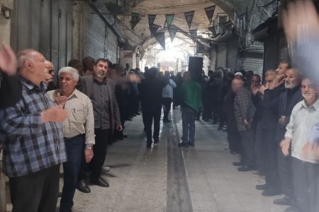 حرکت دسته‌جات عزاداری و چهارپایه خوانی در بازارهای سنتی کرمانشاه در سالروز شهادت امام جعفر صادق علیه السلام