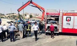 سه مصدوم بر اثر واژگونی خودرو نیسان وانت / سرنشین محبوس توسط آتش نشانی کرمانشاه نجات یافت