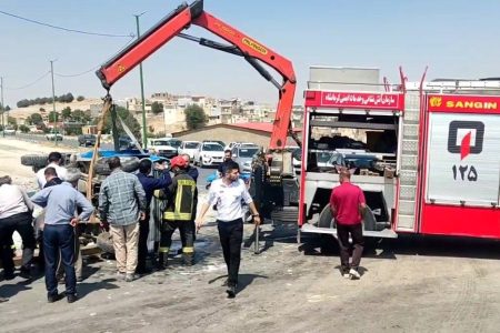 سه مصدوم بر اثر واژگونی خودرو نیسان وانت / سرنشین محبوس توسط آتش نشانی کرمانشاه نجات یافت