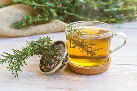 دمنوش رزماری؛ گزینه‌ای مؤثر برای مشکلات گوارشی و سردمزاجی