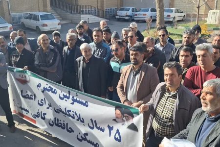  فریاد ۲۵ سال بلاتکلیفی مال‌باختگان تعاونی مسکن حافظان در حیاط فرمانداری کنگاور