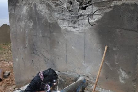 در پی اصابت پرتابه دشمن خط انتقال آب شهرک پردیس کرمانشاه آسیب دید/ تعمیر خط بدون قطعی انجام شد