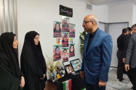  دیدار استاندار کرمانشاه با خانواده‌ای که ۱۰ شهید همزمان تقدیم کرده اما باصلابت همچون کوه ایستاده است