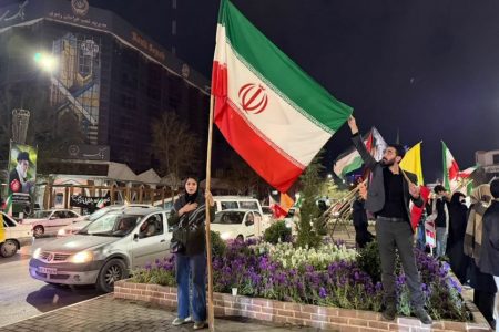 و خیابان‌ها همواره روشن است