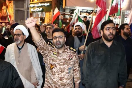 «تن ها برای وطن»؛ نمایشِ نبرد در تاریکی؛ وقتی خیابان، صحنه است