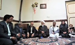 دیدار نماینده ولی فقیه در استان و استاندار کرمانشاه با جانباز «ناو دنا»