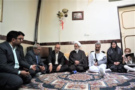 دیدار نماینده ولی فقیه در استان و استاندار کرمانشاه با جانباز «ناو دنا»