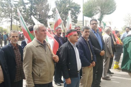 در سایه‌ی چراغی که هنوز می‌سوزد