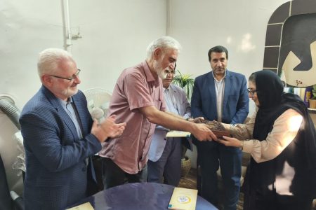 آیین تجلیل از مسئول انجمن ادبی نقدحال برگزار شد