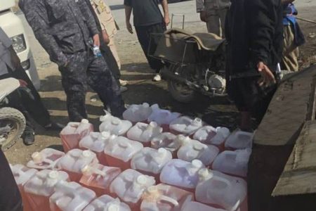 مأموران گمرک مرزی شیخ‌صله مانع از خروج غیرقانونی ۲۸ گالن بنزین شدند