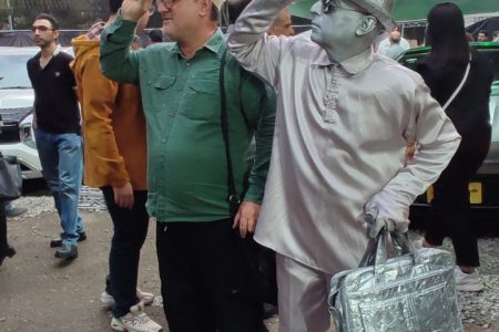استقبال از هنرنمایی مرد نقرهای کرمانشاه در حاشیه نمایشگاه خودرو
